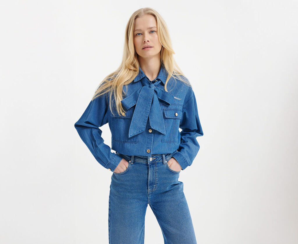 Denim na każdą okazję - jak stylizować jeansy, aby wyglądać elegancko?