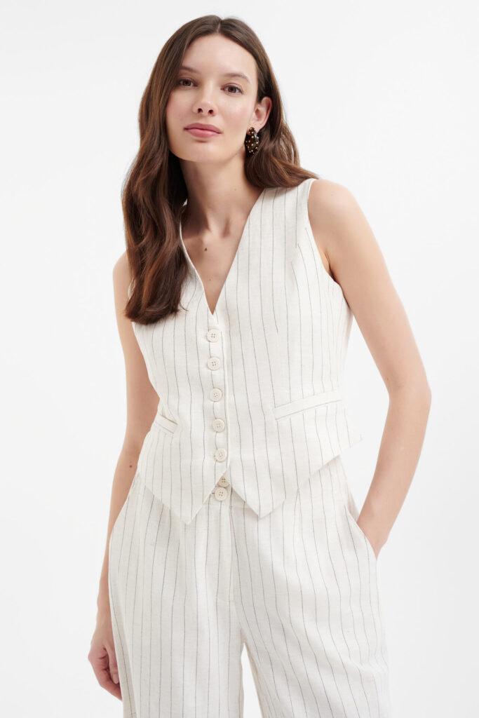 Minimalistyczna moda na lato. Zalety szafy kapsułowej 5