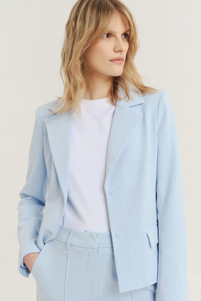 Denim na każdą okazję. Jak stylizować jeansy, aby wyglądać elegancko_4